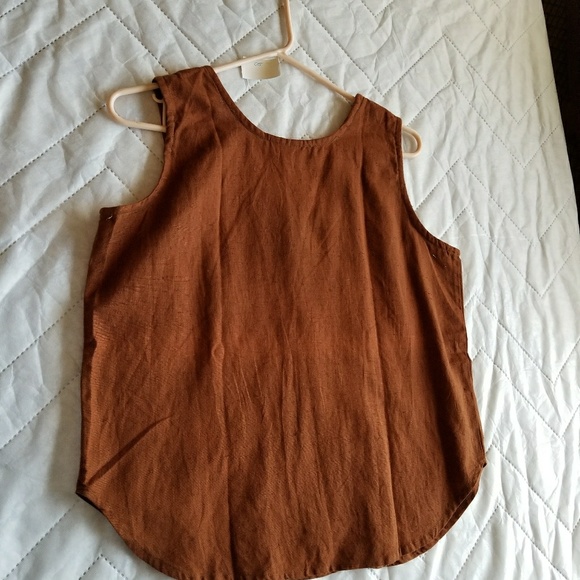 A brown tank top with flower patterns - Picture 4 of 4